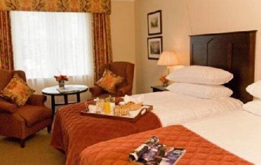 фото отеля Macdonald Old England Hotel