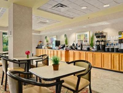 фото отеля Wingate By Wyndham Tampa USF Busch Gardens