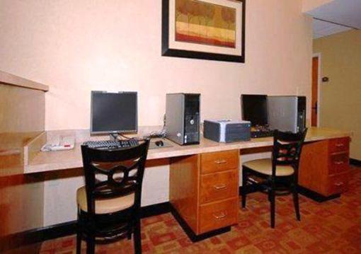 фото отеля Comfort Suites Clayton
