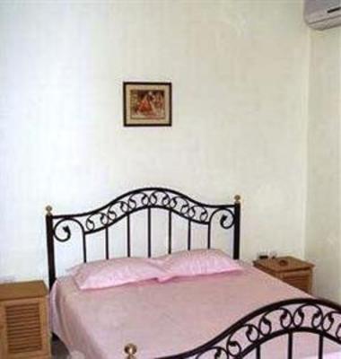 фото отеля Sandy's Service Apartment