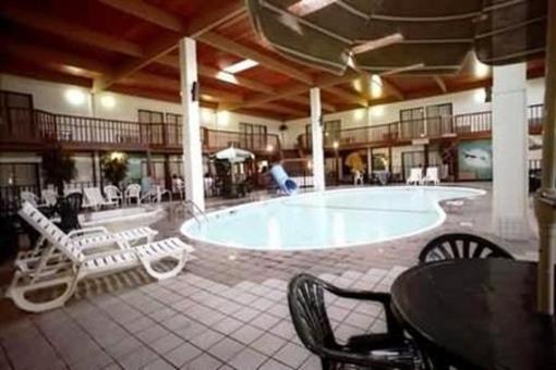 фото отеля Gladstone Inn & Suites