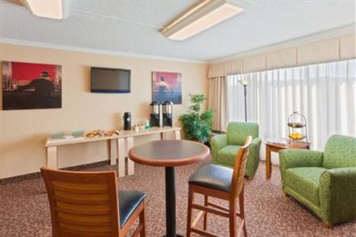 фото отеля Holiday Inn Fort Washington