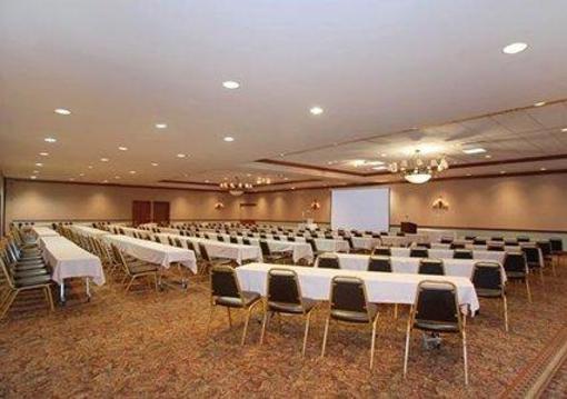 фото отеля Clarion Highlander Hotel and Conference Center