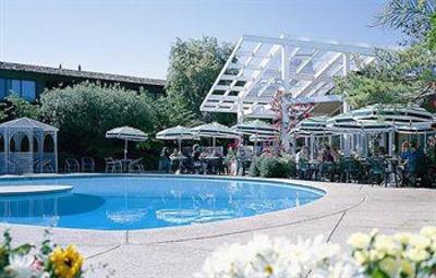 фото отеля Dinah's Garden Hotel