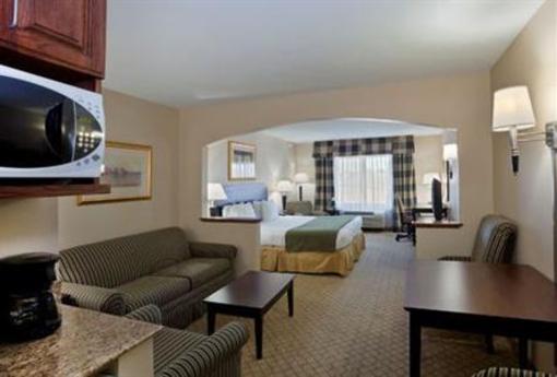 фото отеля Holiday Inn Express Hotel & Suites Concordia US 81