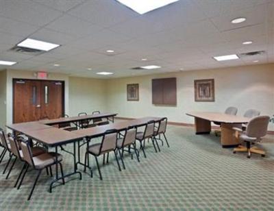 фото отеля Holiday Inn Express Hotel & Suites Concordia US 81