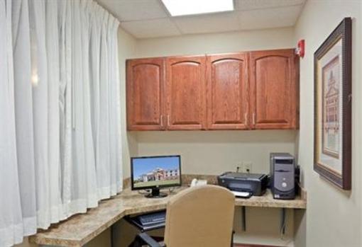 фото отеля Holiday Inn Express Hotel & Suites Concordia US 81