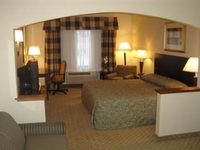Holiday Inn Express Hotel & Suites Concordia US 81