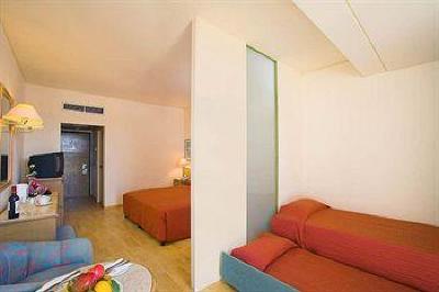 фото отеля Golden Coast Beach Hotel