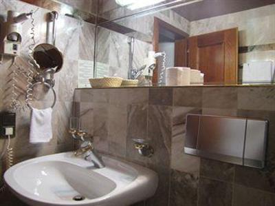 фото отеля Tyrolis Hotel