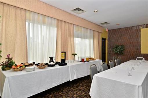фото отеля BEST WESTERN Renfrew Inn & Conference Centre