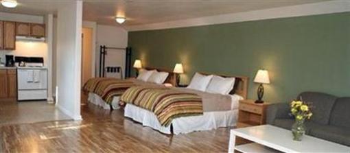фото отеля Clear Lake Cottages & Marina
