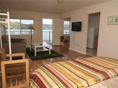 фото отеля Clear Lake Cottages & Marina