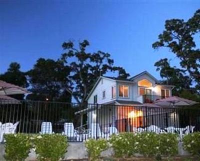 фото отеля Clear Lake Cottages & Marina