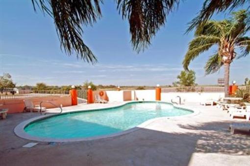 фото отеля Texas Inn and Suites Raymondville