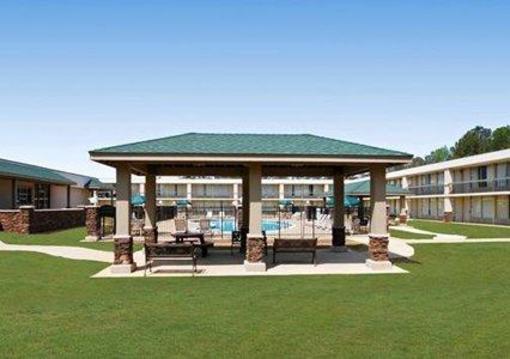 фото отеля Quality Inn Phenix City