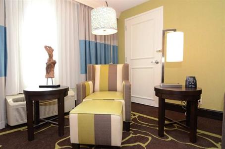 фото отеля DoubleTree by Hilton Hotel Charlotte - Gateway Village