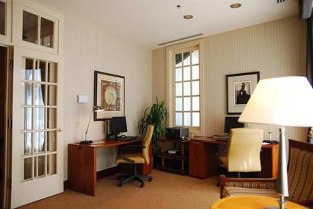 фото отеля DoubleTree by Hilton Hotel Charlotte - Gateway Village