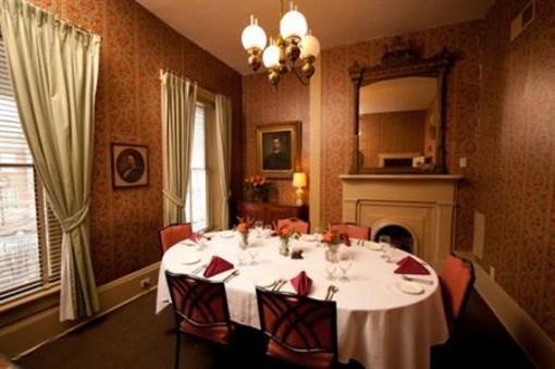 фото отеля The Golden Lamb Inn