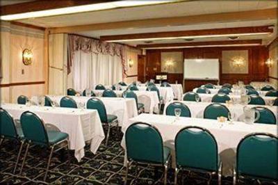 фото отеля Sportsmen's Lodge Hotel