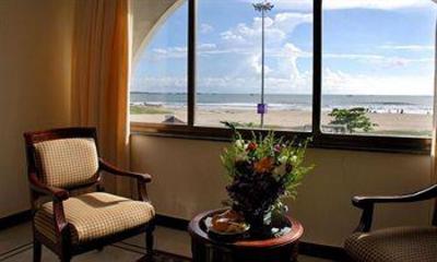 фото отеля Paradise Isle Beach Resort