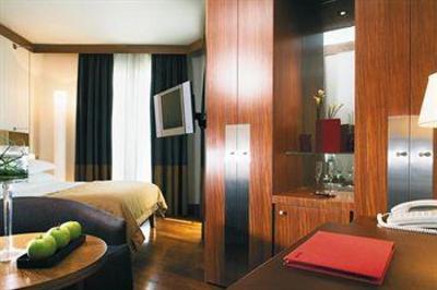 фото отеля Radisson Blu Hotel Champs Elysees Paris