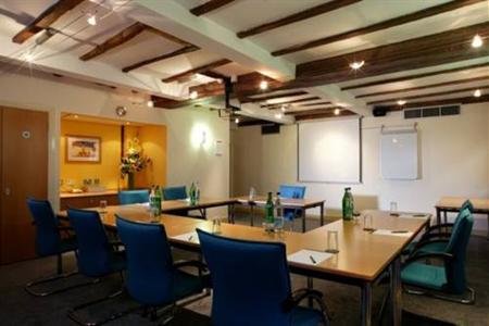 фото отеля Ramada Cromwell Stevenage