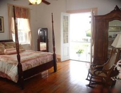 фото отеля Old Castillo Bed & Breakfast