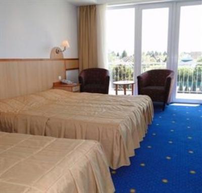 фото отеля Holiday Hotel Balatonszarszo