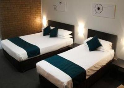 фото отеля Comfort Inn Airport Admiralty
