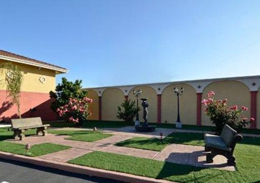 фото отеля Rodeway Inn & Suites Near the Coliseum & Arena