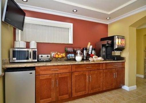фото отеля Rodeway Inn & Suites Near the Coliseum & Arena