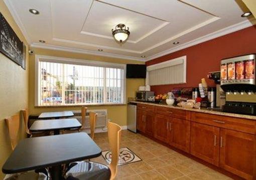 фото отеля Rodeway Inn & Suites Near the Coliseum & Arena