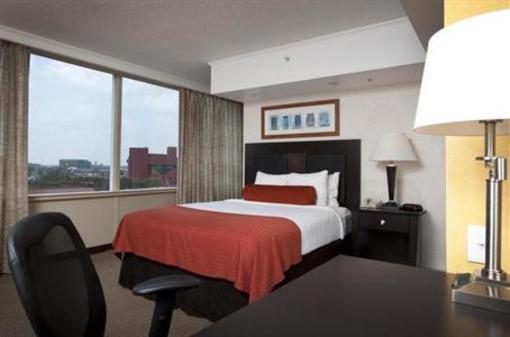 фото отеля El Tropicano Riverwalk Hotel