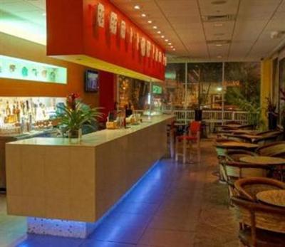 фото отеля El Tropicano Riverwalk Hotel