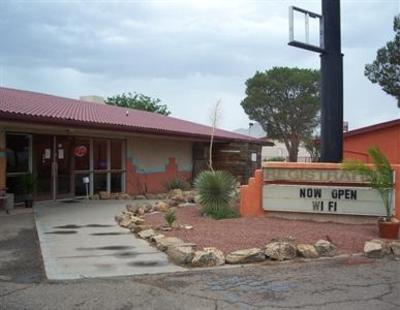 фото отеля Desert West Motel and Restaurant