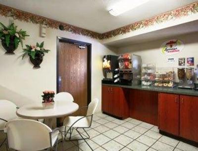фото отеля Super 8 Motel Wentzville