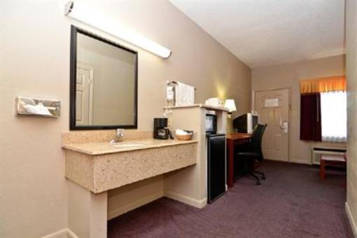фото отеля Best Western Delhi Inn