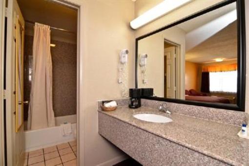 фото отеля Best Western Delhi Inn