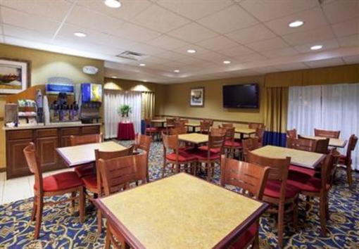 фото отеля Holiday Inn Express Hotel & Suites Sunbury-Columbus Area