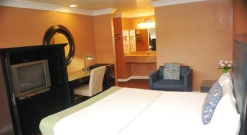 фото отеля Hollywood Inn Express South