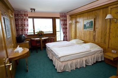 фото отеля Hotel Aux Trois Roses La Petite-Pierre