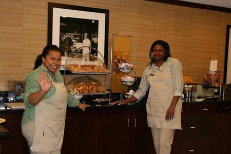 фото отеля Hampton Inn Newark-Airport