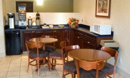 фото отеля Country Hearth Inn Siler City