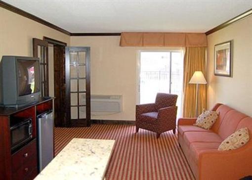 фото отеля Clarion Inn Bradley Airport East Windsor