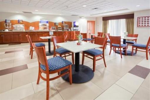 фото отеля Holiday Inn Express Hotel & Suites Westfield