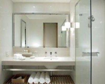 фото отеля Crown Promenade Hotel