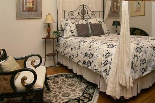 фото отеля Hill House Bed & Breakfast Inn