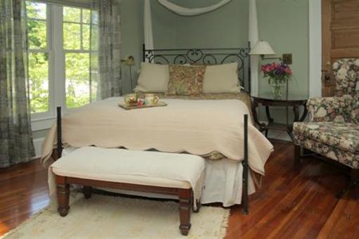 фото отеля Hill House Bed & Breakfast Inn