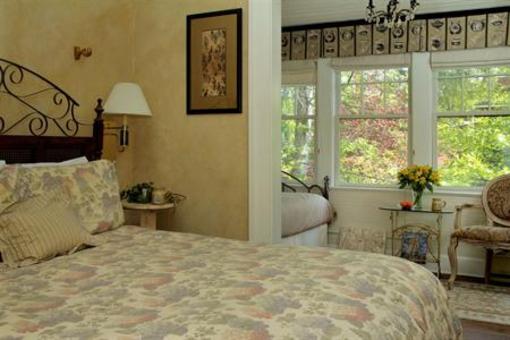 фото отеля Hill House Bed & Breakfast Inn
